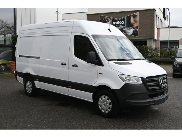 Mercedes-Benz eSprinter 320 L2H2 Pro 81kWh Snellader, Navigatie, Trekhaak, Winterpakket, Etc.