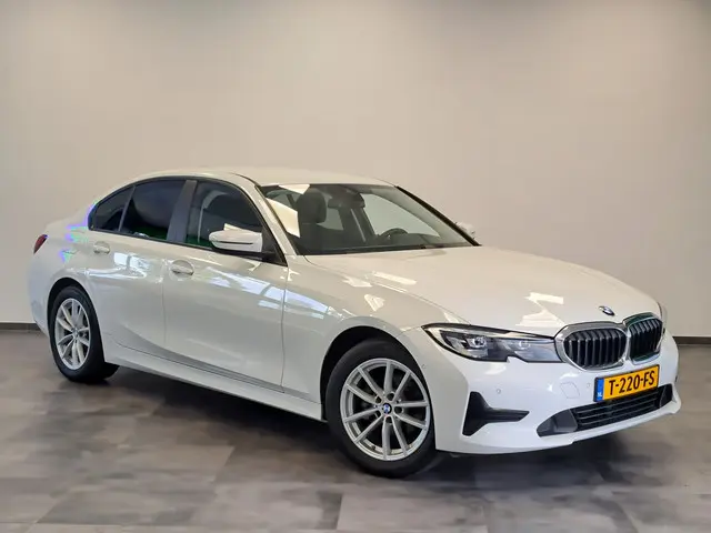 BMW 3-serie 318i Executive Navigatie Clima Cruise PDC LM 157 PK!