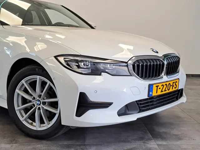 BMW 3-serie 318i Executive Navigatie Clima Cruise PDC LM 157 PK!