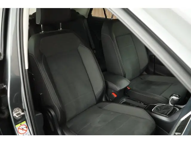 Volkswagen T-Roc 1.5 TSI 150pk DSG Style Trekhaak Camera LED Virtual Cockpit Navigatie