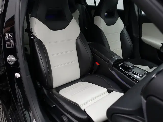 Mercedes-Benz A-klasse 250 AMG Premium Plus Aut- Panoramadak, Sfeerverlichting, Two Tone Sport Leder...