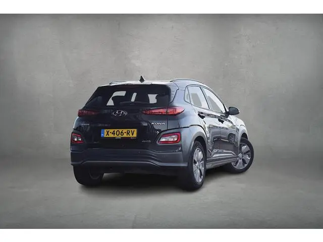 Hyundai Kona EV Premium Sky 64 kWh | SOH: 94,3% | Warmtepomp | Schuifdak | Leer | HUD | Stuur- en St...