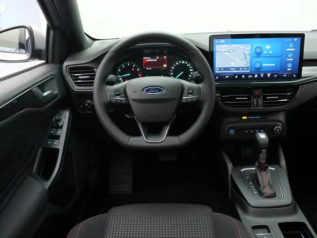 Ford Focus Wagon 1.0 EcoBoost Hybrid ST Line X | Navi | Trekhaak | Panodak | All-