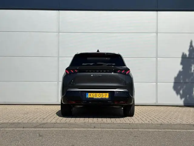 Peugeot e-5008