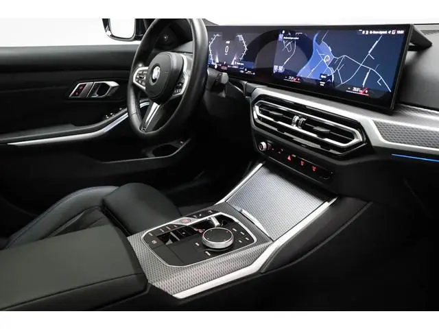 BMW 3-serie 318i M-Sport | TRAVEL- PACK | KANTELDAK | STOELVERWARMING | DAB | APPLE | 19"