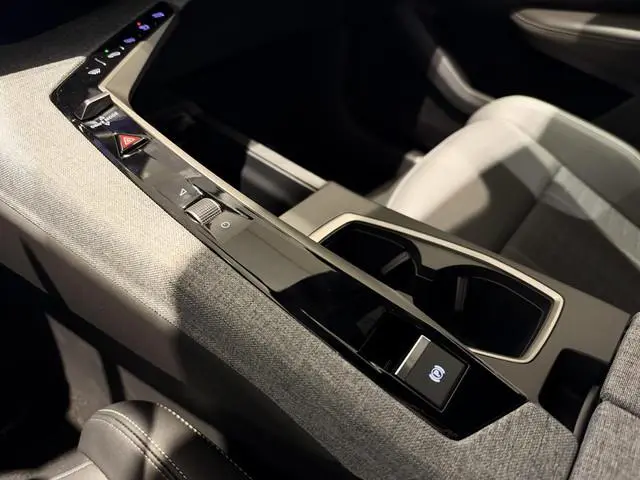 Peugeot e-3008
