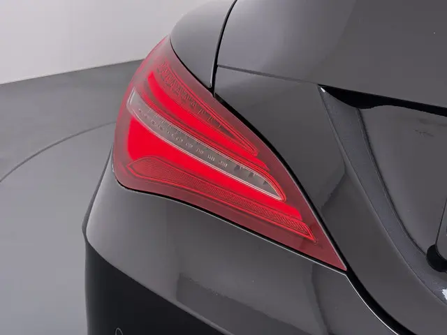 Mercedes-Benz CLA-klasse 180 AMG line | Trekhaak LED