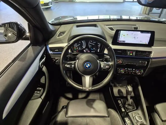 BMW X1 xDrive25e High Executive M-Sport | Panorama | 19" | HUD | Trekhaak | Camera | Stoelverwarming