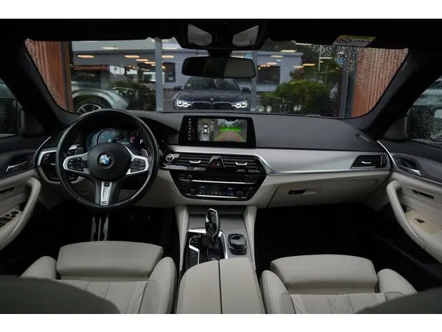 BMW 5-serie M550i xDrive High Executive Schuifdak Adapt. Cruise Massage Harman/Kardon Stoelvent. 20'...