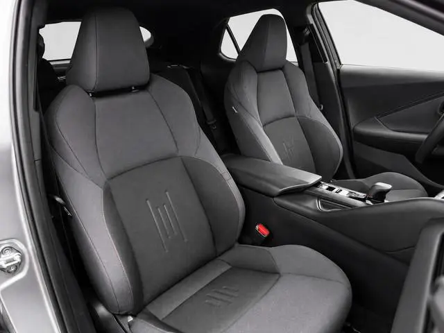 Toyota C-HR 1.8 Hybrid 140 First Edition- 360 Camera, Park Pilot, Park Assist, Carplay, Android Auto