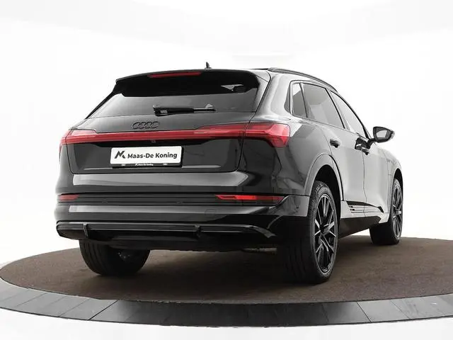 Audi e-tron 55 quattro S edition 95 kWh 408pk SOH 95,1 % · Panoramadak · Camera · Luchtvering · Elek...