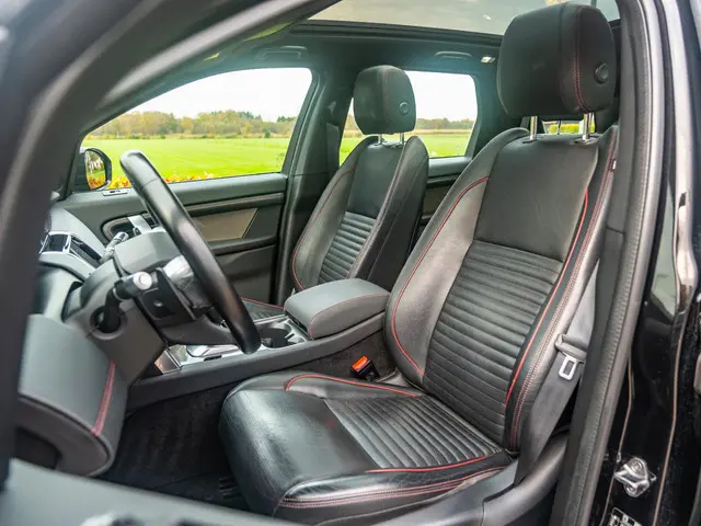 Land Rover Discovery Sport D150 2.0 R-Dynamic Launch Edition SE | Volleder | Panodak | Elek klep | C...