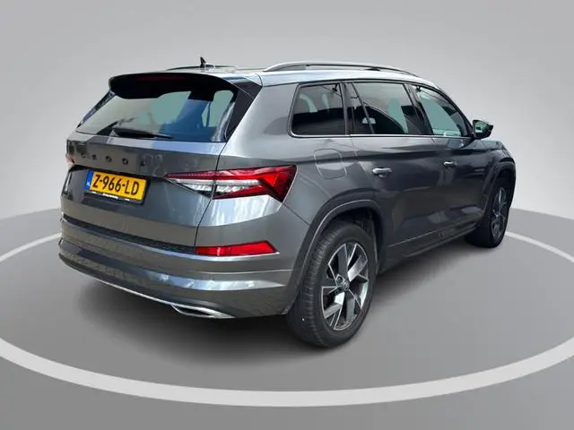 Skoda Kodiaq 1.5 TSI 150pk DSG Sportline Business 7p. · Camera · Wegklapbare Trekhaak · 7 Persoons ·...