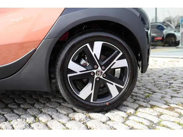 Toyota Aygo X Hybrid 115 pulse, Easy Pack, Parkeersensoren, Climate control, Keyless entry, Apple Ca...