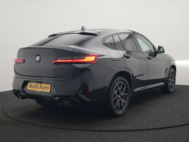BMW X4 xDrive20i M Sport 184pk Dealer O.H. Carbon Schwarz Metallic | Adaptive Cruise | Camera | Sfee...