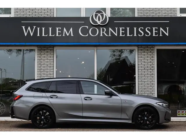 BMW 3-serie Touring 330e M-Sport Camera 19" Head Up Carplay HiFi