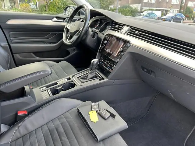 Volkswagen Passat Variant 1.5 TSI R-Line Business + van binnen en buiten in nieuwstaat!