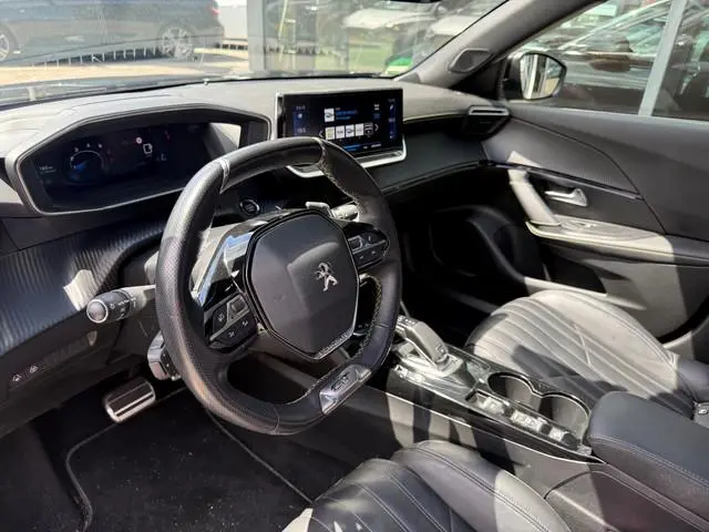 Peugeot 2008 1.2 PureTech 130PK GT-Line Automaat | 3D Cockpit | Leder | Panoramadak | Massage