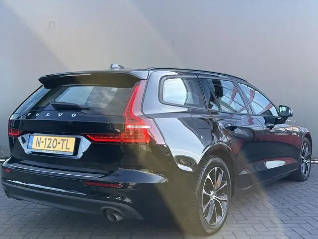 Volvo V60 BWJ 2022 2.0 B4  200 PK Momentum AUTOMAAT | TREKHAAK | STOEL + STUURVERW. | FULL LED | CAM...
