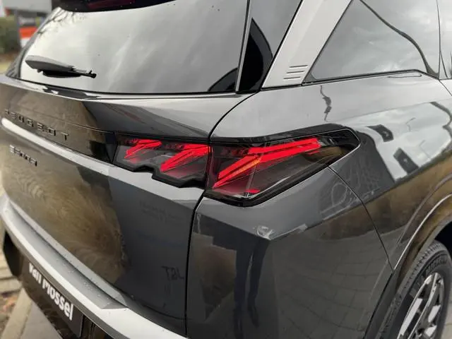Peugeot e-5008