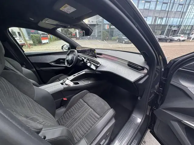 Peugeot e-5008