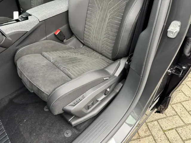 Peugeot e-5008