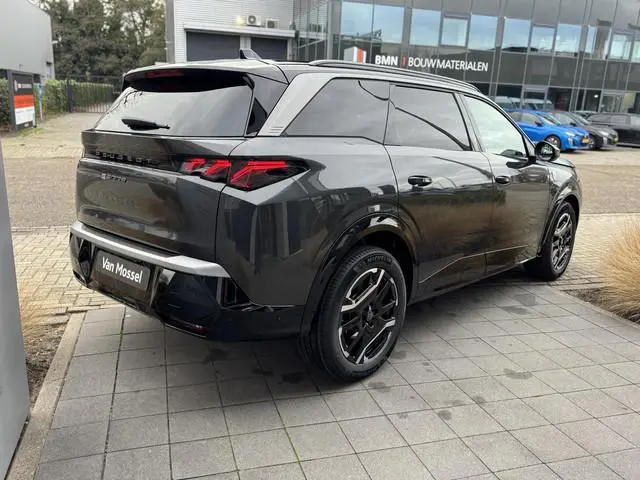 Peugeot e-5008