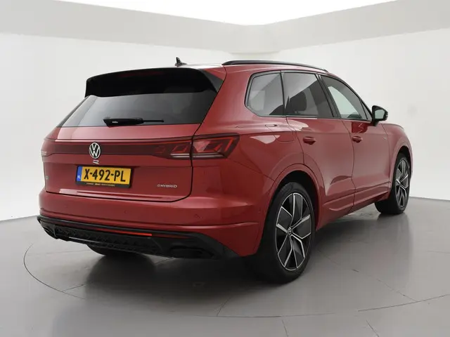 Volkswagen Touareg R 3.0 TSi V6 eHybrid 4MOTION R 462 PK *CHILI RED* + PANORAMA | STOELVENTILATIE |...