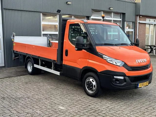 Iveco Daily 35C14 2.3 375 Laadklep 500kg Trekhaak 3500kg trekgewicht Airco 2-Persoons Open laadbak P...