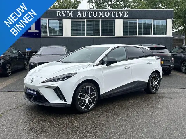 MG MG4 Electric Luxury 64 kWh VAN: 24.900,- VOOR: 22.877,- UW WKVOORDEEL: 2.023,- | SOH 96% | 10K KM...