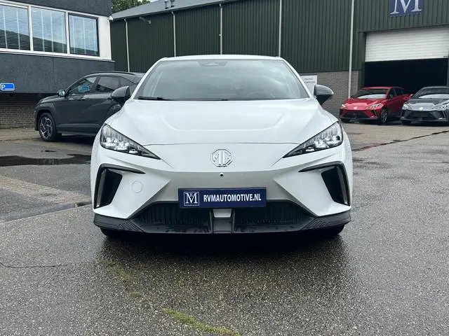 MG MG4 Electric Luxury 64 kWh VAN: 24.900,- VOOR: 22.877,- UW WKVOORDEEL: 2.023,- | SOH 96% | 10K KM...