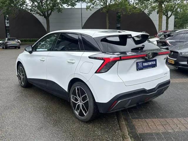 MG MG4 Electric Luxury 64 kWh VAN: 24.900,- VOOR: 22.877,- UW WKVOORDEEL: 2.023,- | SOH 96% | 10K KM...