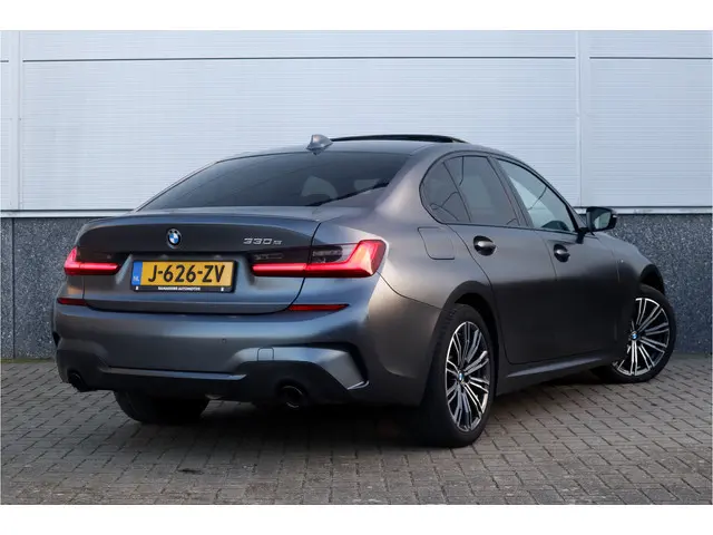BMW 3 serie 330e High Ex M-Sport Frozen / Glazen dak / Adaptief onderstel / Electrische stoelen /