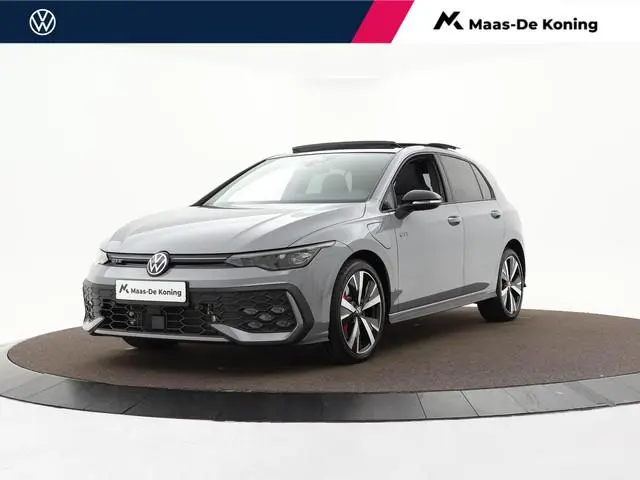 Volkswagen Golf 1.5 eHybrid 272pk DSG GTE · Panoramadak · Camera · Matrix LED · Stuur- & Stoelverwar...