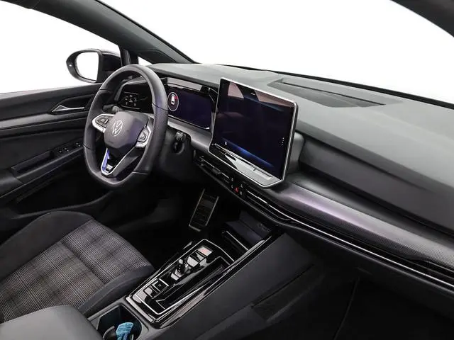 Volkswagen Golf 1.5 eHybrid 272pk DSG GTE · Panoramadak · Camera · Matrix LED · Stuur- & Stoelverwar...
