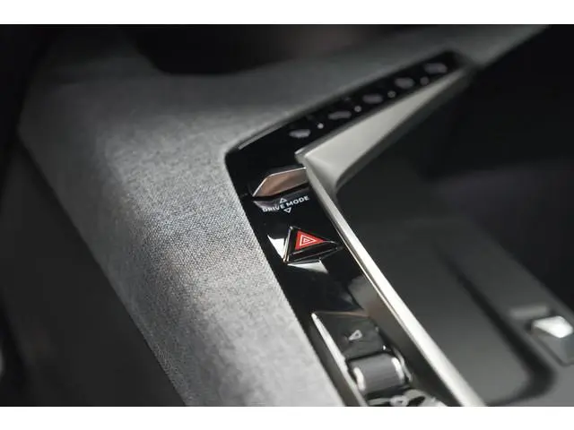Peugeot e-3008