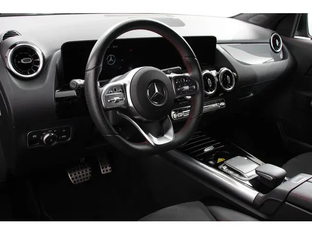 Mercedes-Benz GLA-klasse 200 AMG Line Automaat Nieuw model ! | Navigatie | Climate Control | Camera...
