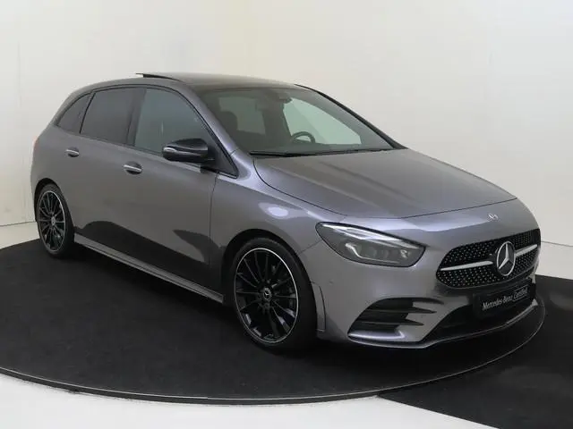 Mercedes-Benz B-klasse 200 AMG Line / Panoramadak/ Night/ Leder/ 19 inch/ Sfeerverlichting/ Carplay