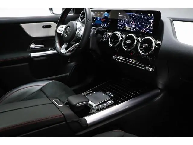Mercedes-Benz GLA-klasse 180 AMG Line | PANORAMADAK | HALF LEDER | STOELVERWARMING | APPLE
