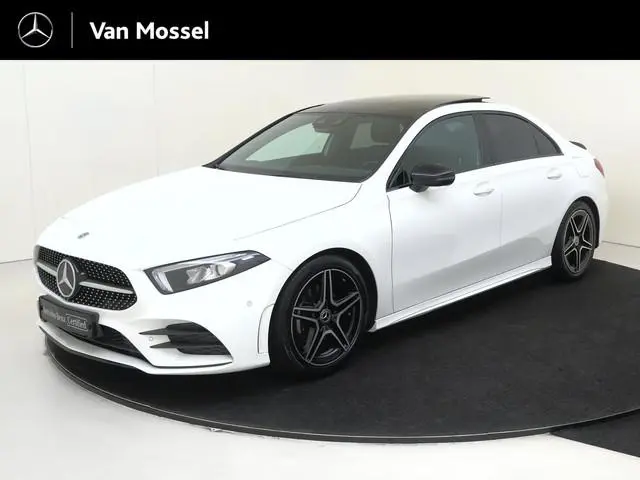 Mercedes-Benz A-klasse 180 Business Solution AMG Panoramadak / Nightpakket / Parkeercamera / Stoelve...