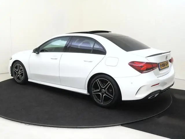 Mercedes-Benz A-klasse 180 Business Solution AMG Panoramadak / Nightpakket / Parkeercamera / Stoelve...