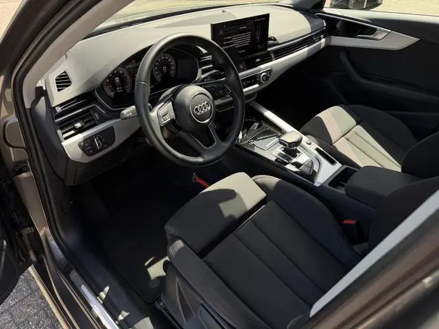 Audi A4 Avant 35 TFSI Business Edition / Automaat / Afn. Trekhaak (1.500KG) / Carplay / Camera /