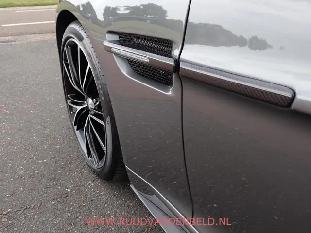 Aston Martin V12 Vanquish