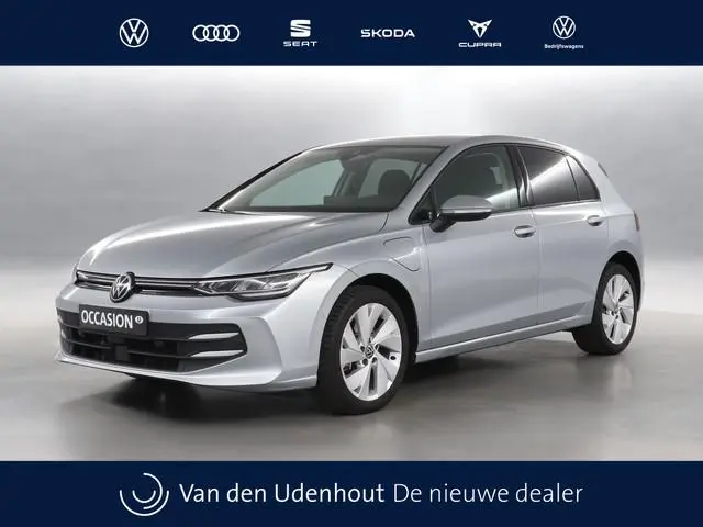 Volkswagen Golf 1.5 eHybrid 204 pk Life Edition DSG / Stoel en stuurwielverwarming / App Connect