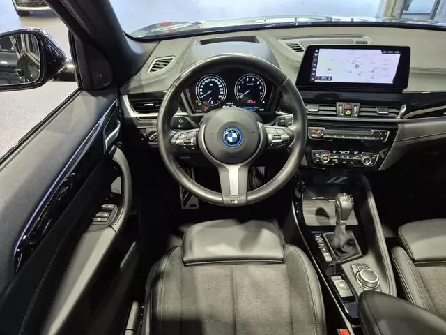 BMW X1 xDrive25e High Executive M-Sport | Panorama | 19” | Harman/Kardon | Camera | HUD