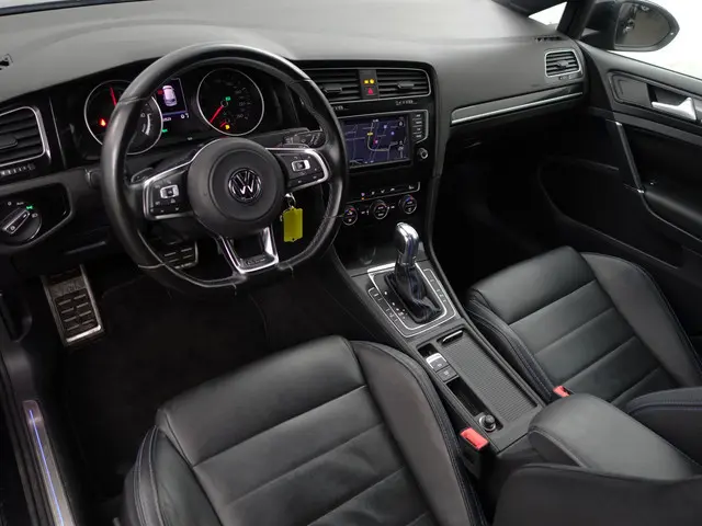 Volkswagen Golf 1.4 TSI GTE Connected Series Aut- Leder Interieur, Carplay, Android Auto, Xenon Led,...