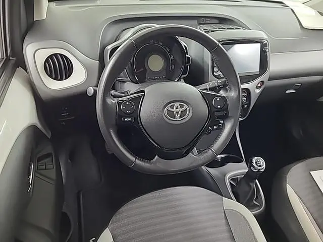 Toyota Aygo 1.0 VVT-i x-play limited 2e-Eig. & Keurig-Onderh. BOVAG-Garantie. NL-Auto.