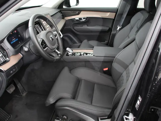 Volvo XC90 2.0 T8 Plug-in hybrid AWD Plus Dark 7 persoons Navigatie Apple Carplay/Android Auto 360 C...