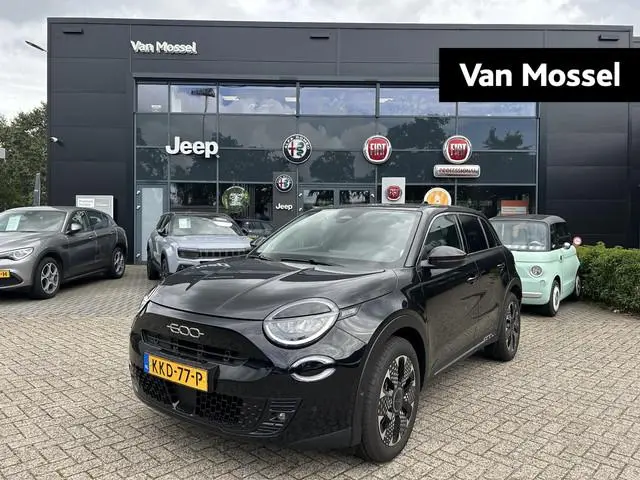 Fiat 600e La Prima 54 kWh | Navigatie | Lederen Bekleding | Camera | Parkeersensoren | 2 + 6 jaar Sp...