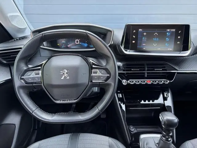 Peugeot 208 1.2 PureTech Allure Carplay,Camera,6 Bak,Stoelverw-Koeling,D-riem vv in 2025,Pdc,Clima,C...